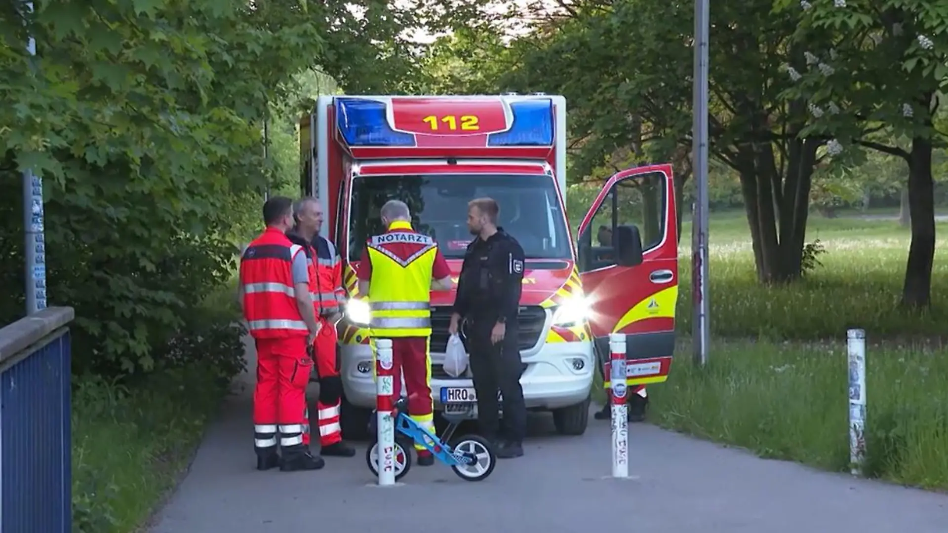 In einem Park im Fischerdorf in Rostock wird der Fünfjährige in einem Teich gefunden.