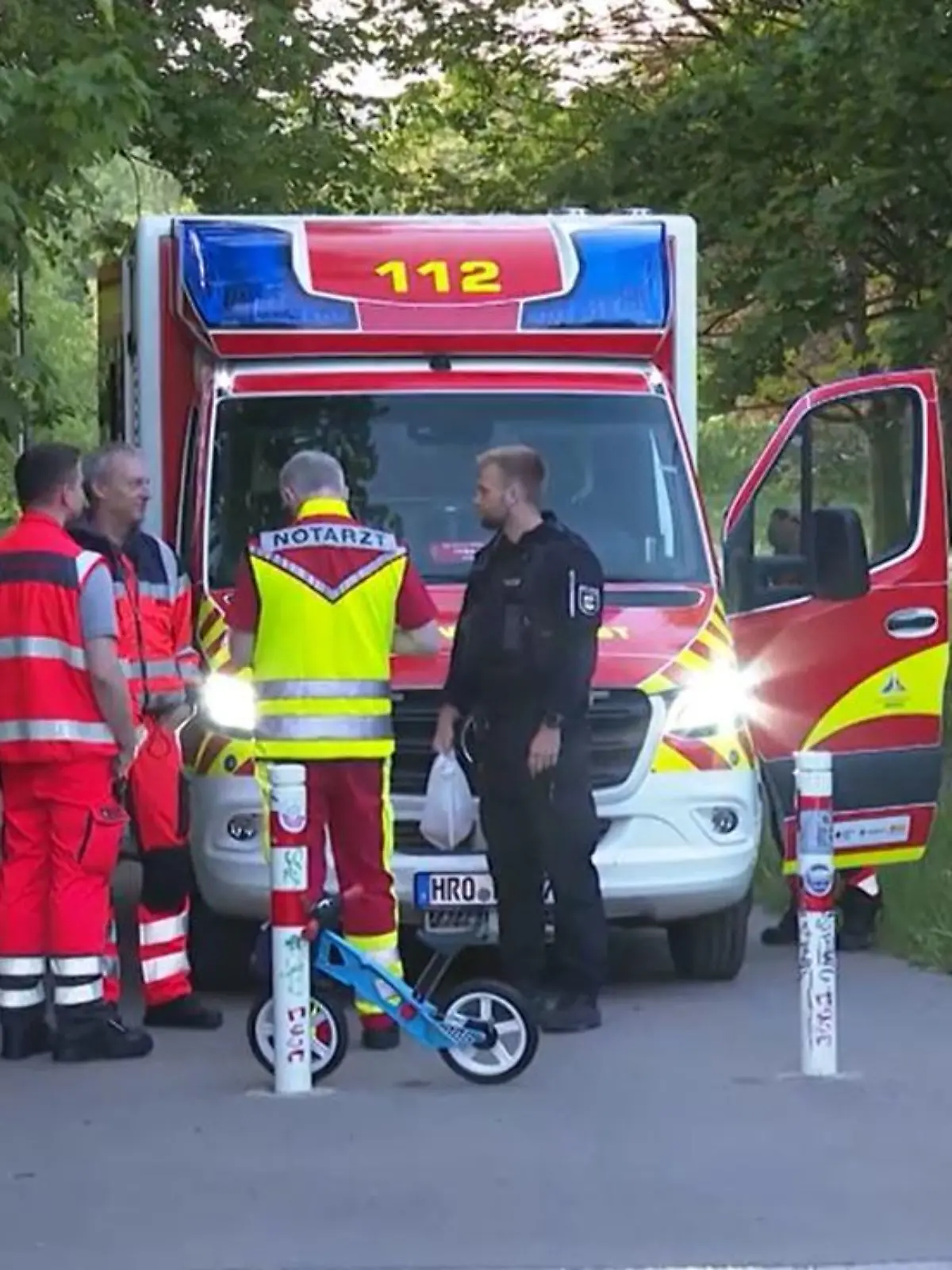 In einem Park im Fischerdorf in Rostock wird der Fünfjährige in einem Teich gefunden.