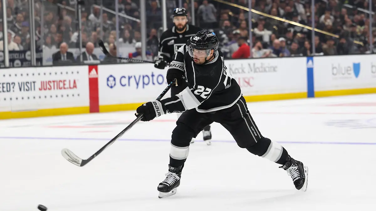 NHL, Eishockey Herren, USA Stanley Cup Playoffs-Edmonton Oilers at Los Angeles Kings Apr 26, 2024 Los Angeles, California, USA Los Angeles Kings left wing Kevin Fiala 22 shoots the puck in the second period of game three of the first round of the 2024 Stanley Cup Playoffs against the Edmonton Oilers at Crypto.com Arena. Los Angeles Crypto.com Arena California USA, EDITORIAL USE ONLY PUBLICATIONxINxGERxSUIxAUTxONLY Copyright: xYannickxPeterhansx 20240426_tbs_gn1_531