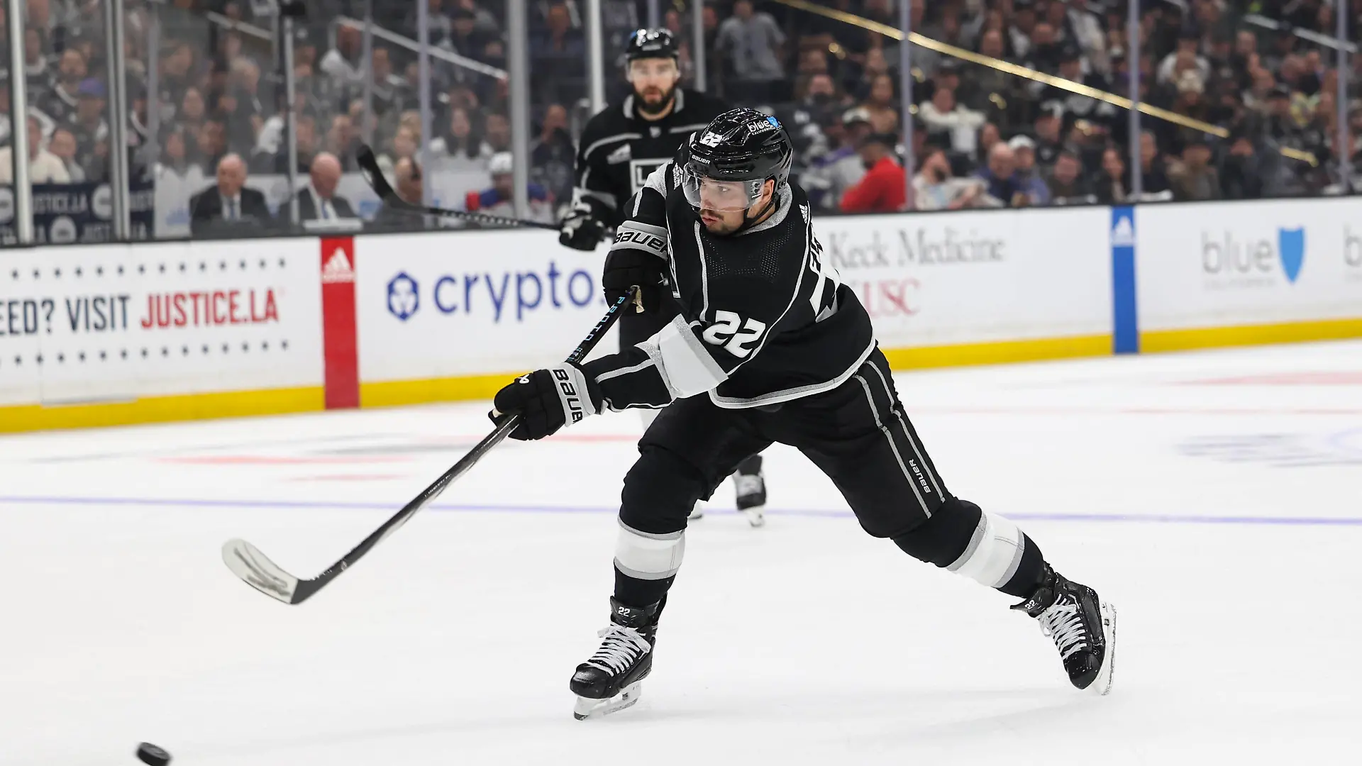 NHL, Eishockey Herren, USA Stanley Cup Playoffs-Edmonton Oilers at Los Angeles Kings Apr 26, 2024 Los Angeles, California, USA Los Angeles Kings left wing Kevin Fiala 22 shoots the puck in the second period of game three of the first round of the 2024 Stanley Cup Playoffs against the Edmonton Oilers at Crypto.com Arena. Los Angeles Crypto.com Arena California USA, EDITORIAL USE ONLY PUBLICATIONxINxGERxSUIxAUTxONLY Copyright: xYannickxPeterhansx 20240426_tbs_gn1_531