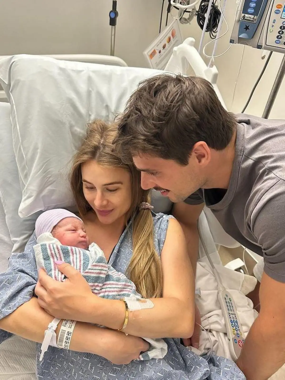 Kevin Fiala mit seiner Frau Jessica und Tochter Masie-Mae.