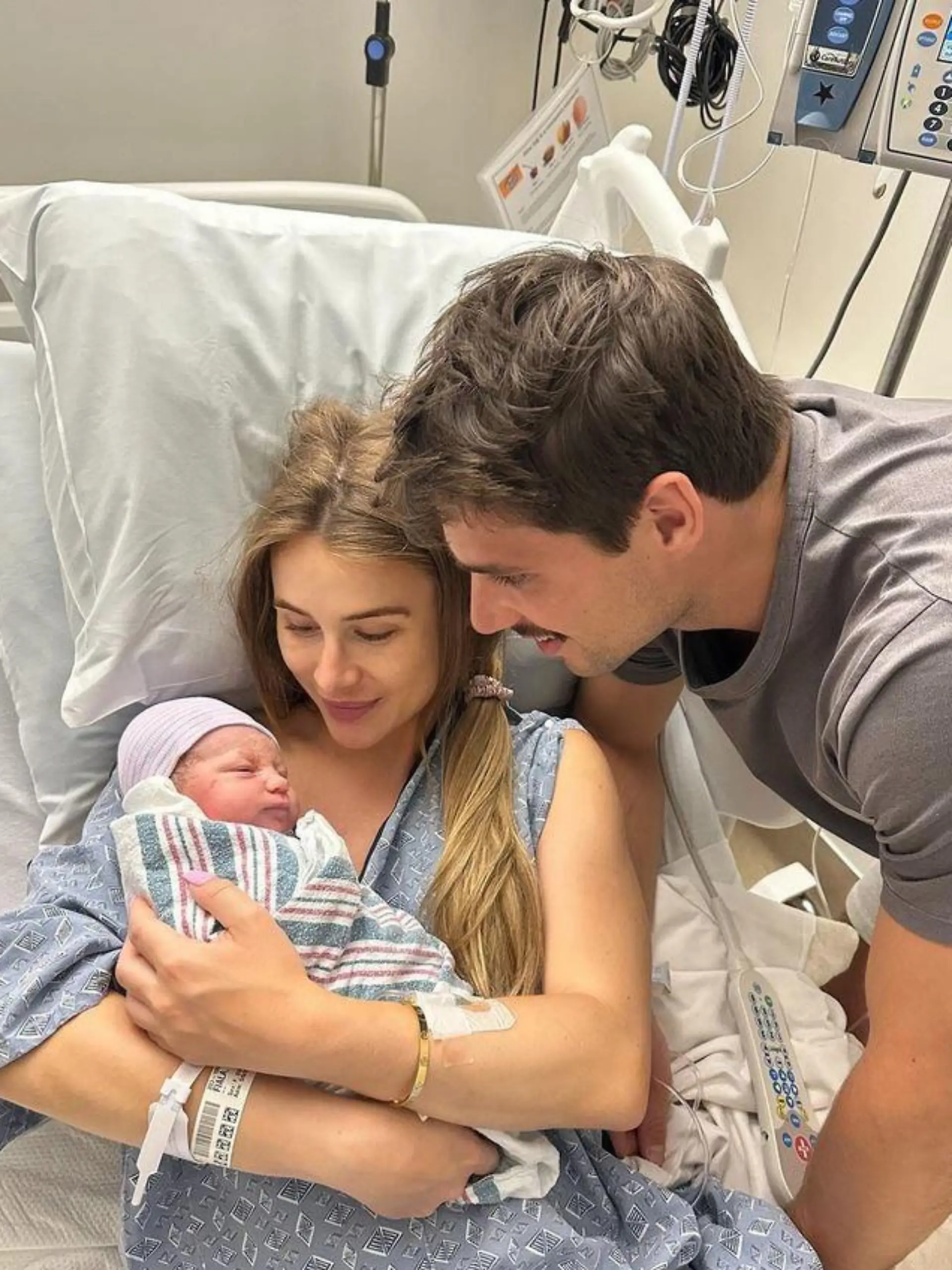 Kevin Fiala mit seiner Frau Jessica und Tochter Masie-Mae.