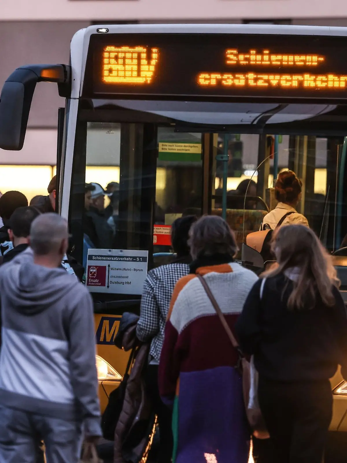 Reisende gehen vor dem Hauptbahnhof Duisburg zu den Ersatzbussen.