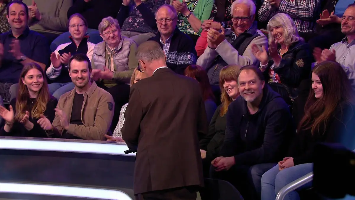 Günther Jauch stellt den Falschdrücker im Publikum zur Rede.