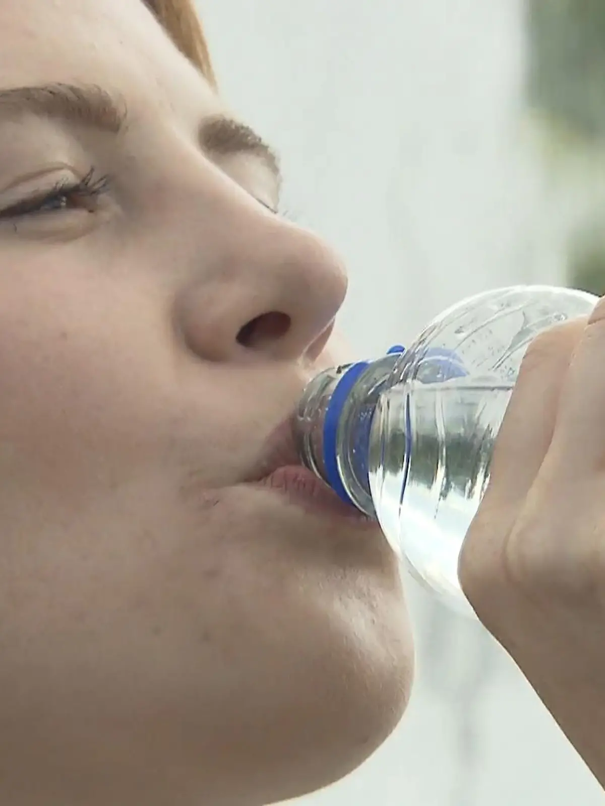 Wer ausreichend Wasser trinkt, ist ein besserer Mensch!

Das zeigt eine neue Studie. Denn wer genug trinkt, ist selbstbewusster, großzügiger und produktiver. Kann das wirklich sein? Und wie viel Wasser am Tag ist gesund? Das erklärt Ernährungsexperte Dr. Volker Manz im Video.