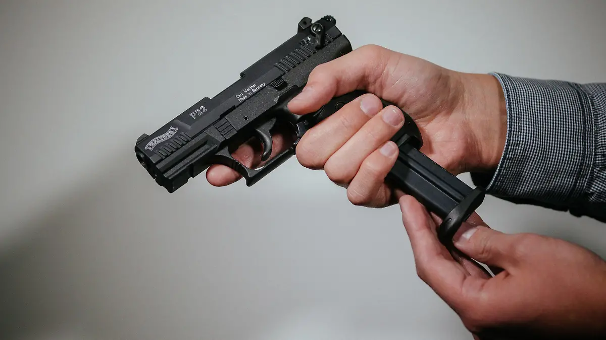 ARCHIV - 27.11.2015, ---: ILLUSTRATION - Ein Mann lädt eine Schreckschuss-Pistole «Walther P22» mit einem Magazin. (zu dpa: «Mehr bewaffnete «Reichsbürger» nach neuer Erhebungsmethode») Foto: Oliver Killig/dpa-Zentralbild/dpa +++ dpa-Bildfunk +++