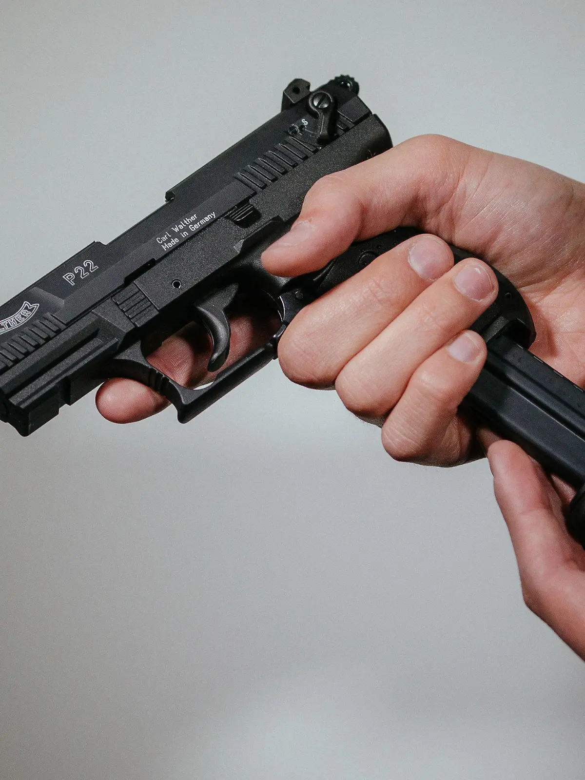 ARCHIV - 27.11.2015, ---: ILLUSTRATION - Ein Mann lädt eine Schreckschuss-Pistole «Walther P22» mit einem Magazin. (zu dpa: «Mehr bewaffnete «Reichsbürger» nach neuer Erhebungsmethode») Foto: Oliver Killig/dpa-Zentralbild/dpa +++ dpa-Bildfunk +++