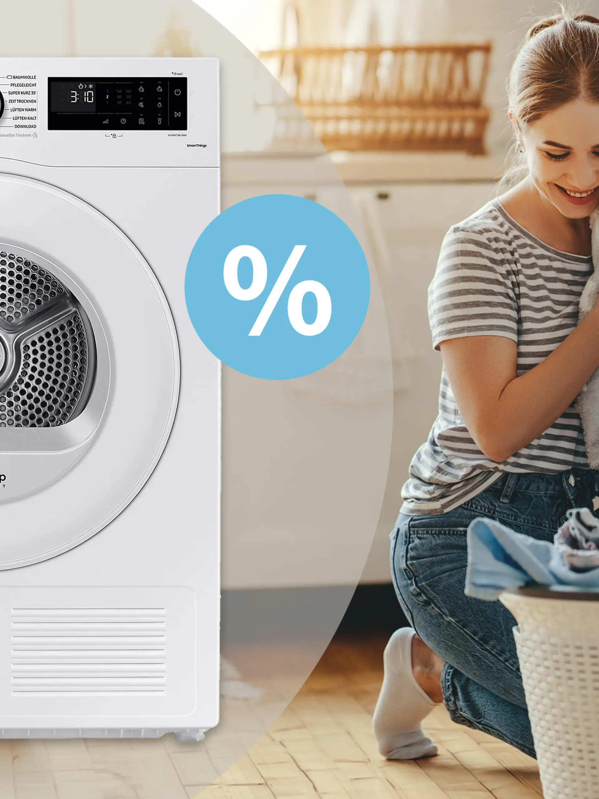 Eine Frau hockend neben einem vollen Wäschekorb. Links ein eingebautes Bild der Samsung Wärmepumpentrockner.