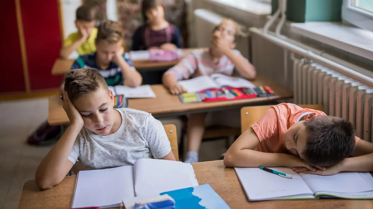 Wenn es draußen heiß ist, ist es in den Klassenräumen teils nicht auszuhalten! Aber wie sieht es eigentlich mit Hitzefrei aus, gibt es das noch? Und ab wann greift es?