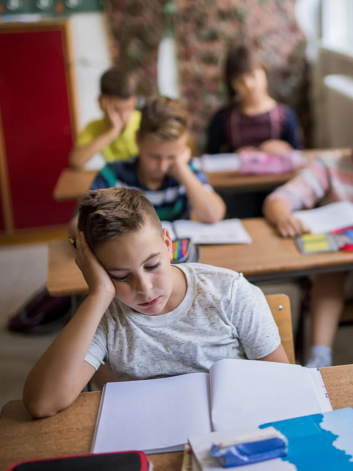 Wenn es draußen heiß ist, ist es in den Klassenräumen teils nicht auszuhalten! Aber wie sieht es eigentlich mit Hitzefrei aus, gibt es das noch? Und ab wann greift es?