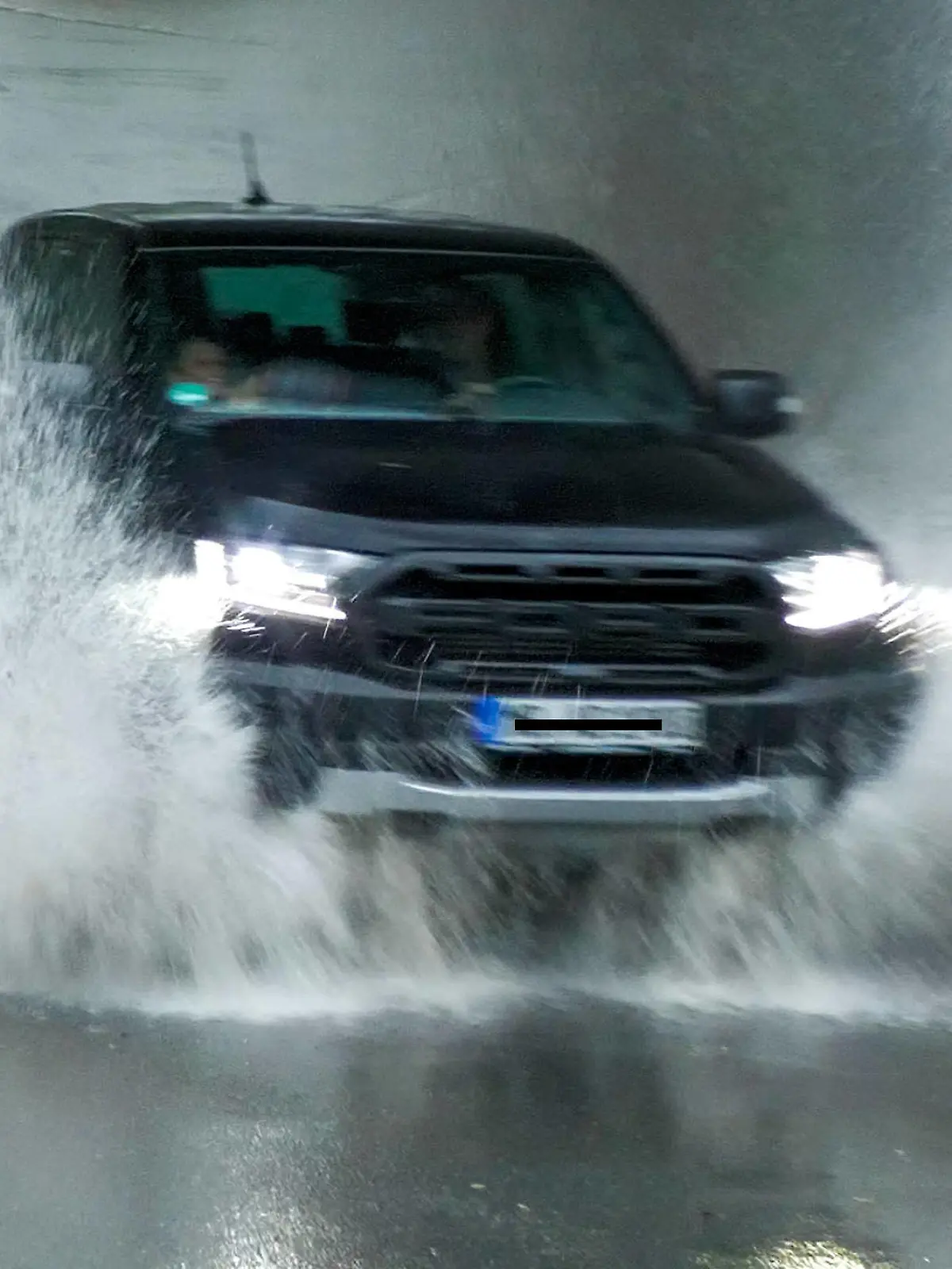 News Bilder des Tages Der Mai gibt sich aktuell überhaupt nicht als Wonnemonat. Seit Anfang des Monats ziehen Unwetter über Deutschland hinweg. Am Montag war Südbayern betroffen. Eine große Gewitterfront überquerte Südbayern von München ausgehend einmal von West nach Ost. Hagelschlag und viel Wasser sorgten für Überschwemmungen. Die Staatsstraße 2080 bei Grafing bei München war überflutet. Fahrzeuge kämpften sich durch die Wassermassen. Außerdem liefen zahlreiche Keller voll. Die Kanalisation schaffte die Wassermassen nicht mehr. In Sensau schoss Schlamm vom Feld auf die Straße. Die Feuerwehr war hier im Einsatz. Zahlreiche Grundstücke wurden ebenfalls überflutet. Die Feuerwehren waren in der Umgebung im Dauereinsatz. Gegen Abend war ein großer