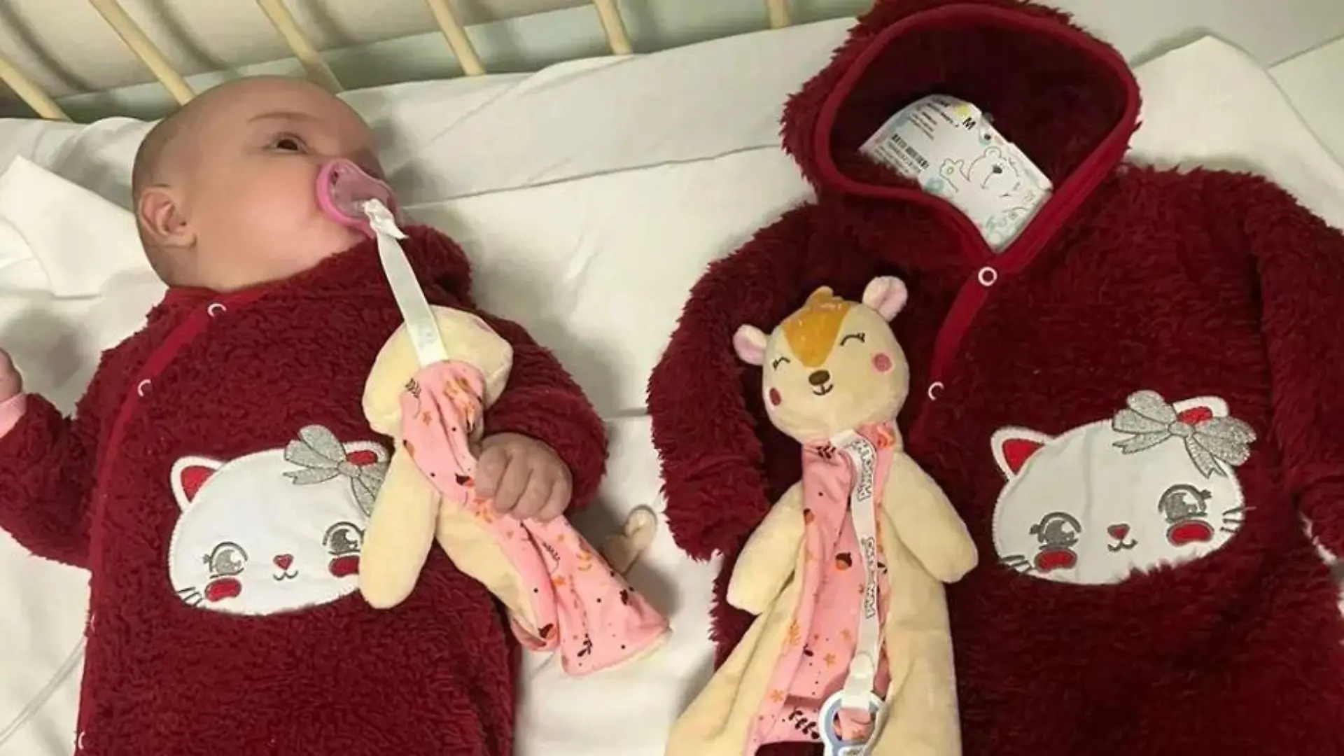 Die Zwillingsschwester der kleinen, verstorbenen Agnes liegt neben der leeren Babykleidung.