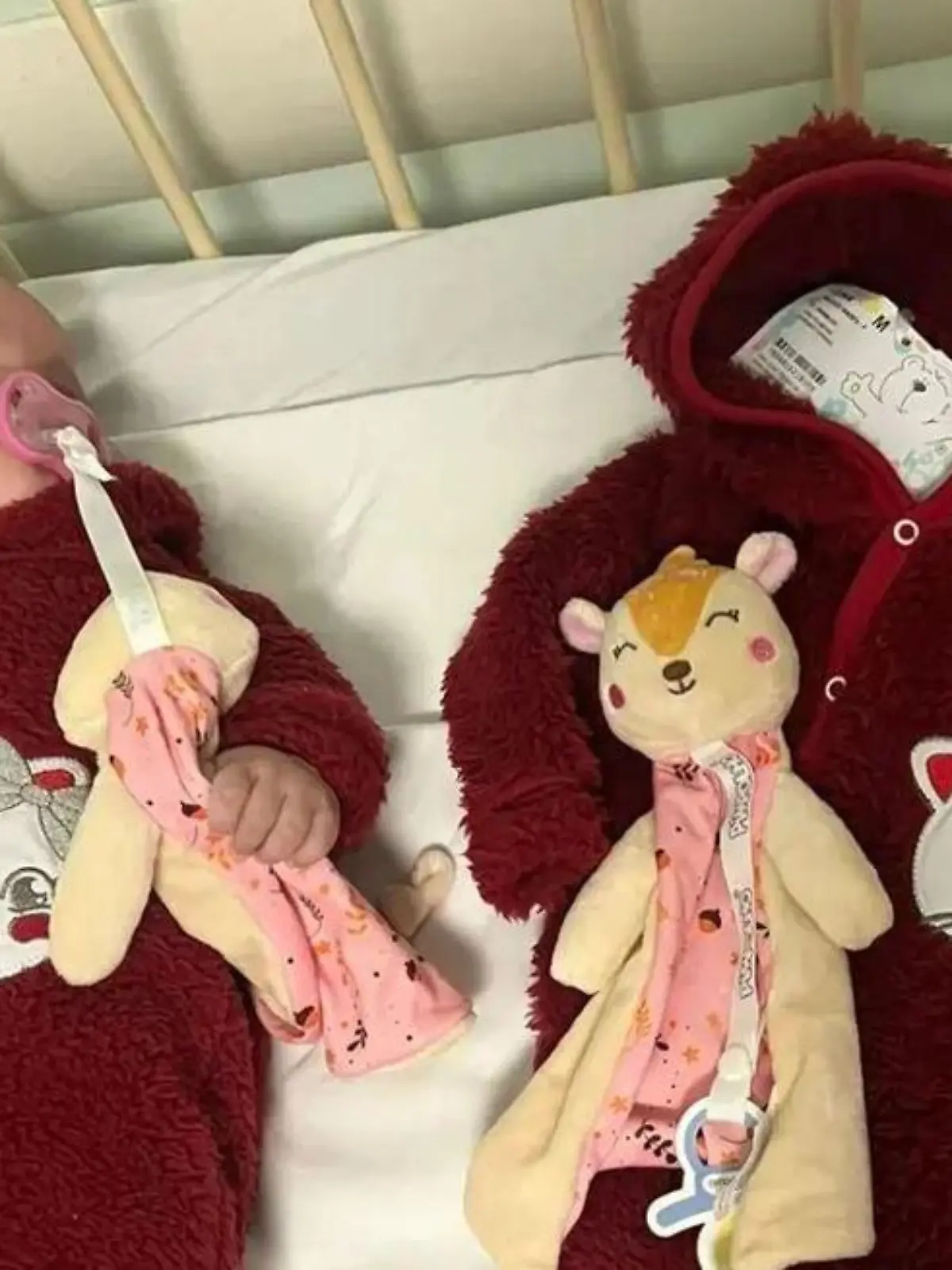 Die Zwillingsschwester der kleinen, verstorbenen Agnes liegt neben der leeren Babykleidung.