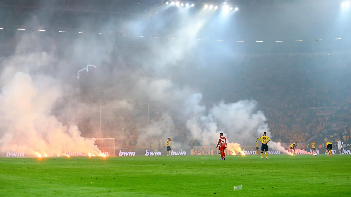 24.05.2022, xtgx, Fussball Relegation 2. Bundesliga, SG Dynamo Dresden - 1. FC Kaiserslautern emspor, v.l. Spielunterbrechung, Dresden Fans werfen Pyrotechnik auf das Spielfeld DFL/DFB REGULATIONS PROHIBIT ANY USE OF PHOTOGRAPHS as IMAGE SEQUENCES and/or QUASI-VIDEO Dresden *** 24 05 2022, xtgx, football relegation 2 Bundesliga, SG Dynamo Dresden 1 FC Kaiserslautern emspor, v l stoppage of play, Dresden fans throw pyrotechnics on the pitch DFL DFB REGULATES PROHIBIT ANY USE OF PHOTOGRAPHS AS IMAGE SEQUENCES AND OR QUASI VIDEO Dresden