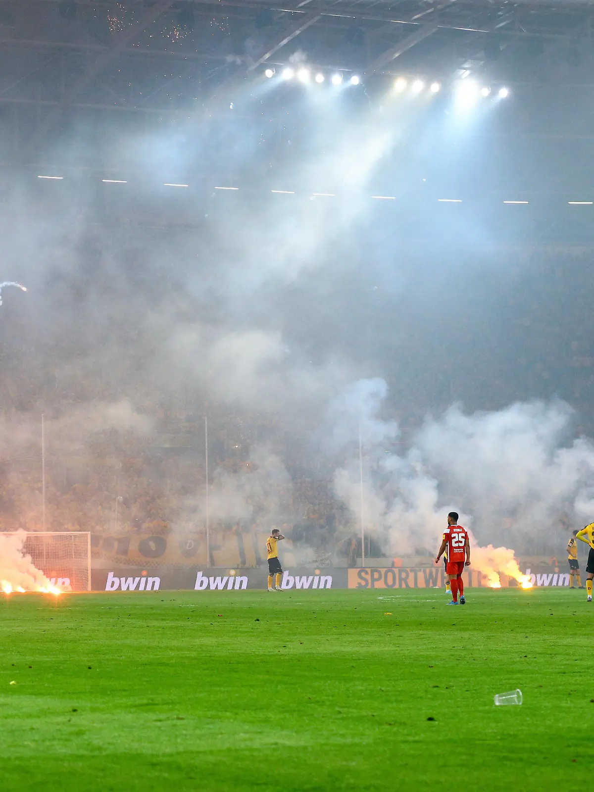  24.05.2022, xtgx, Fussball Relegation 2. Bundesliga, SG Dynamo Dresden - 1. FC Kaiserslautern emspor, v.l. Spielunterbrechung, Dresden Fans werfen Pyrotechnik auf das Spielfeld DFL/DFB REGULATIONS PROHIBIT ANY USE OF PHOTOGRAPHS as IMAGE SEQUENCES and/or QUASI-VIDEO Dresden *** 24 05 2022, xtgx, football relegation 2 Bundesliga, SG Dynamo Dresden 1 FC Kaiserslautern emspor, v l stoppage of play, Dresden fans throw pyrotechnics on the pitch DFL DFB REGULATES PROHIBIT ANY USE OF PHOTOGRAPHS AS IMAGE SEQUENCES AND OR QUASI VIDEO Dresden