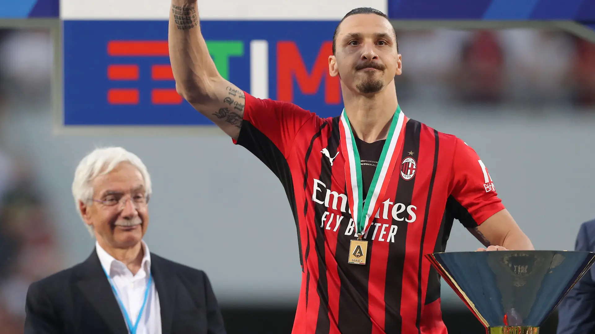 ARCHIV - 22.05.2022, Italien, Reggio nell'Emilia: Fußball: Serie A, Italien, 38. Spieltag, Sassuolo Calcio - AC Mailand. Zlatan Ibrahimovic vom AC Mailand jubelt mit Zigarre und Pokal über den Gewinn der italienischen Meisterschaft. (zu dpa: «Fußballstar Ibrahimovic am Knie operiert: Mehr als halbes Jahr Pause») Foto: Jonathan Moscrop/CSM via ZUMA Press Wire/dpa +++ dpa-Bildfunk +++