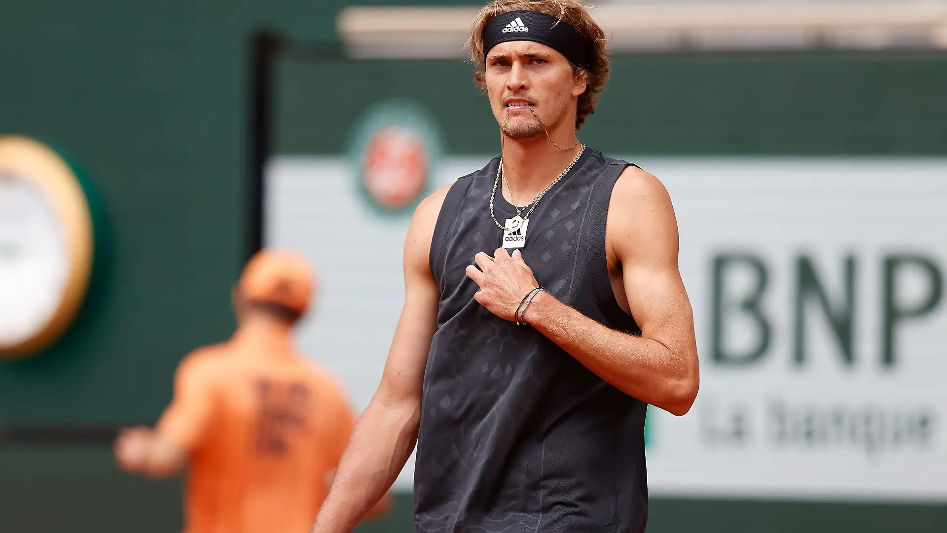 25.05.2022, Tennis, French Open 2022 Roland-Garros, FRA, Paris, Roland Garros Bild: v. li. Alexander Zverev GER enttaeuscht, enttaeuscht schauend, dissapointed, traurig, frustriert, frust, gefrustet *** 25 05 2022, Tennis, French Open 2022 Roland Garros, FRA, Paris, Roland Garros picture v li Alexander Zverev GER disappointed, disappointed looking, dissapointed, sad, frustrated, frustration, frustrated Copyright: HMBxMedia/AntonioxBorga