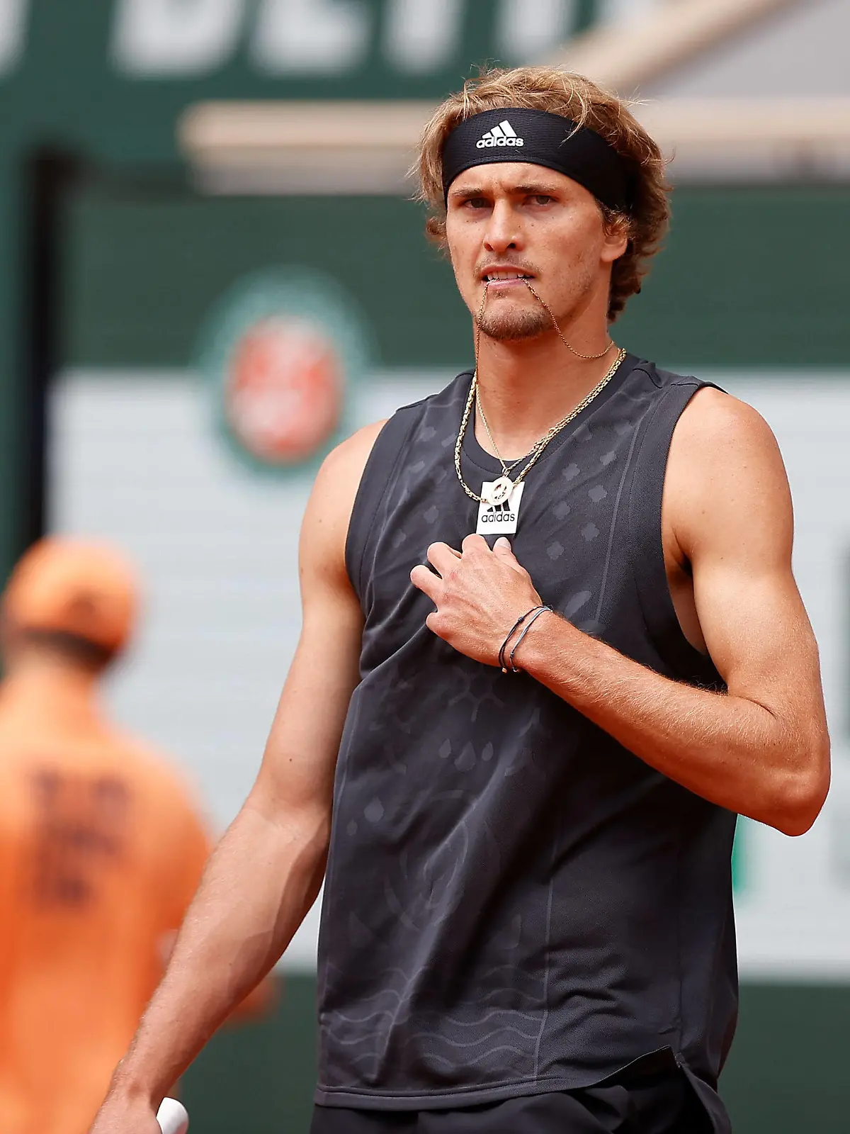  25.05.2022, Tennis, French Open 2022 Roland-Garros, FRA, Paris, Roland Garros Bild: v. li. Alexander Zverev GER enttaeuscht, enttaeuscht schauend, dissapointed, traurig, frustriert, frust, gefrustet *** 25 05 2022, Tennis, French Open 2022 Roland Garros, FRA, Paris, Roland Garros picture v li Alexander Zverev GER disappointed, disappointed looking, dissapointed, sad, frustrated, frustration, frustrated Copyright: HMBxMedia/AntonioxBorga