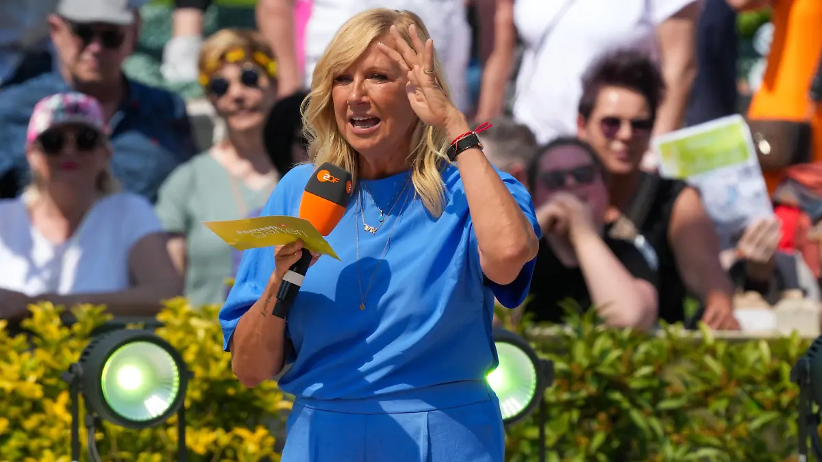 ZDF - Fernsehgarten. Moderatorin Andrea Kiwi Kiewel in der Unterhaltungsshow ZDF Fernsehgarten am 12.05.2024 in Mainz. Mainz ZDF - Fernsehgarten Rheinland-Pfalz *** ZDF Fernsehgarten presenter Andrea Kiwi Kiewel in the entertainment show ZDF Fernsehgarten on 12 05 2024 in Mainz Mainz ZDF Fernsehgarten Rheinland Pfalz