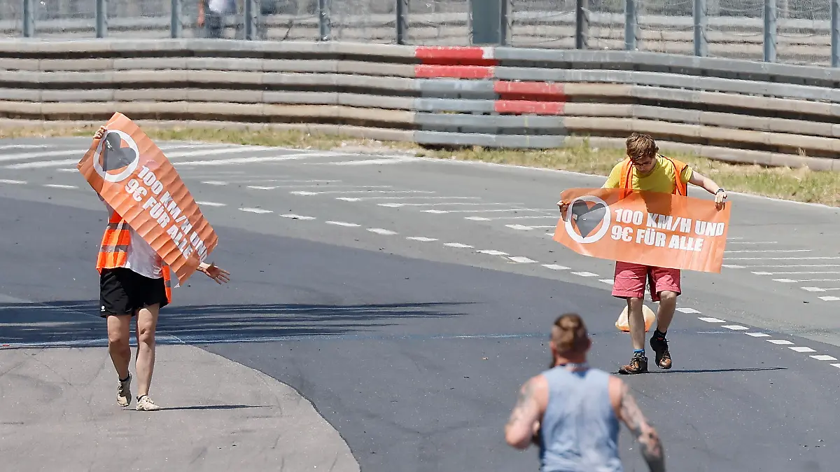 Aktivisten der Letzten Generation stürmen auf die Rennstrecke des Norisring. Am Wochenende findet das 80. Internationale ADAC Norisring Speedweekend statt.