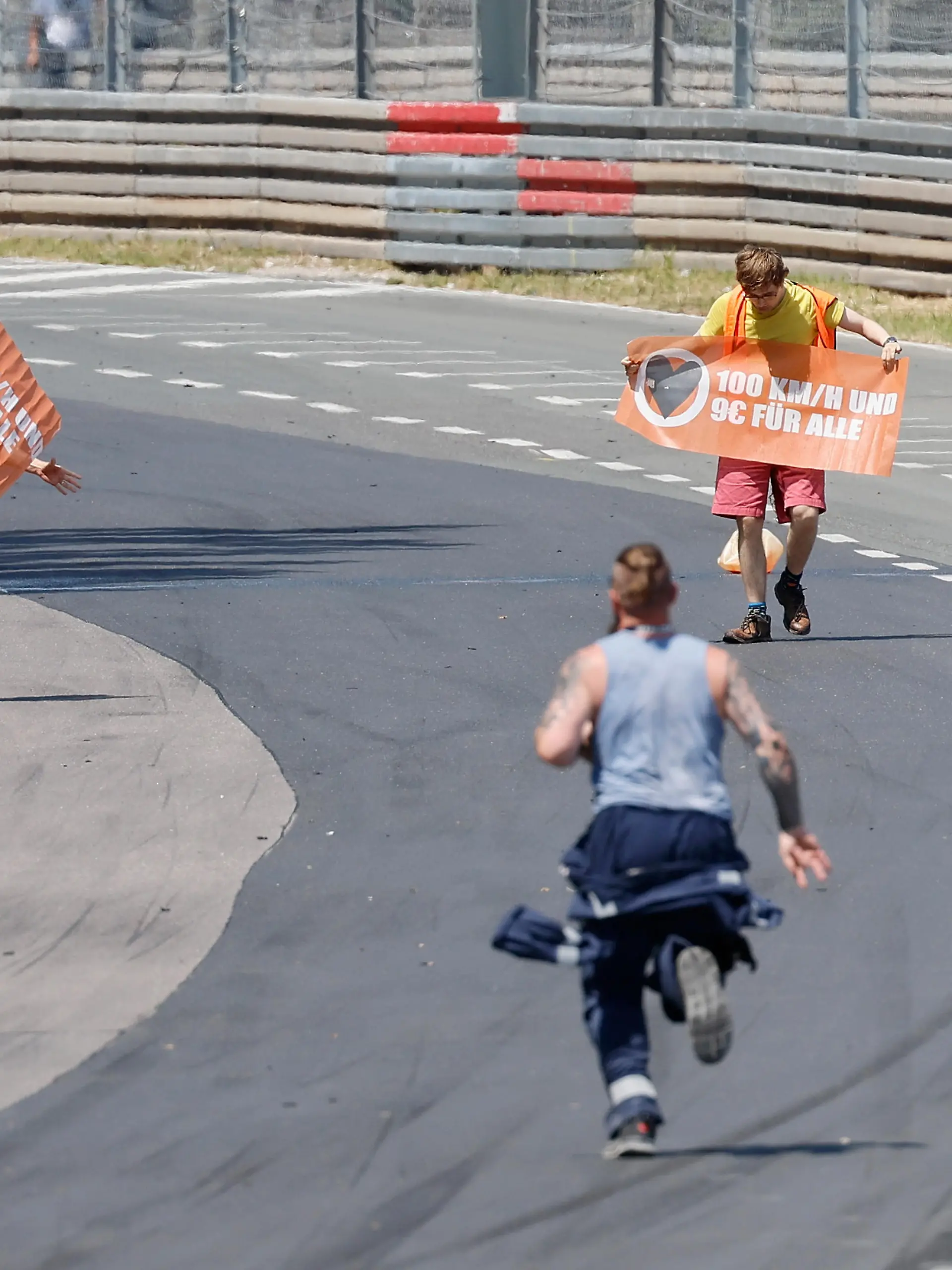 Aktivisten der Letzten Generation stürmen auf die Rennstrecke des Norisring. Am Wochenende findet das 80. Internationale ADAC Norisring Speedweekend statt.