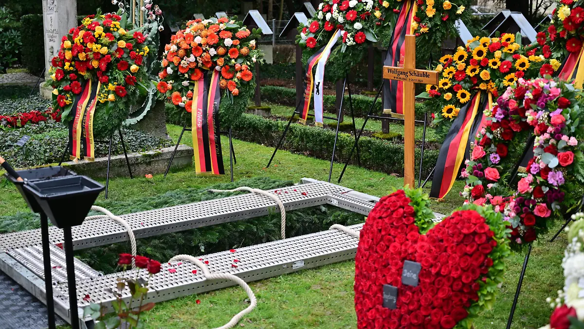 Der fruehere Bundestagspraesident Wolfgang Schaeuble Schäuble, CDU wird am 05.01.2024 in Offenburg auf dem Waldbachfriedhof im Beisein von Familie, hohen Amtstraegern und politischen Weggefaehrten beigesetzt. Im Foto: Kraenze und Blumen am offenen Grab. Der fruehere Bundesminister, Parlamentspraesident und dienstaelteste Abgeordnete Schaeuble war am 26. Dezember im Alter von 81 Jahren in seiner Heimatstadt Offenburg gestorben. Siehe epd-Meldung vom 05.01.2024 EDITORIAL USE ONLY *** Former Bundestag President Wolfgang Schaeuble Schäuble, CDU will be buried on 05 01 2024 in Offenburg in the Waldbach cemetery in the presence of family, senior officials and political companions In the photo Copyright: epd-bild/ThomasxLohnes DSC_4610