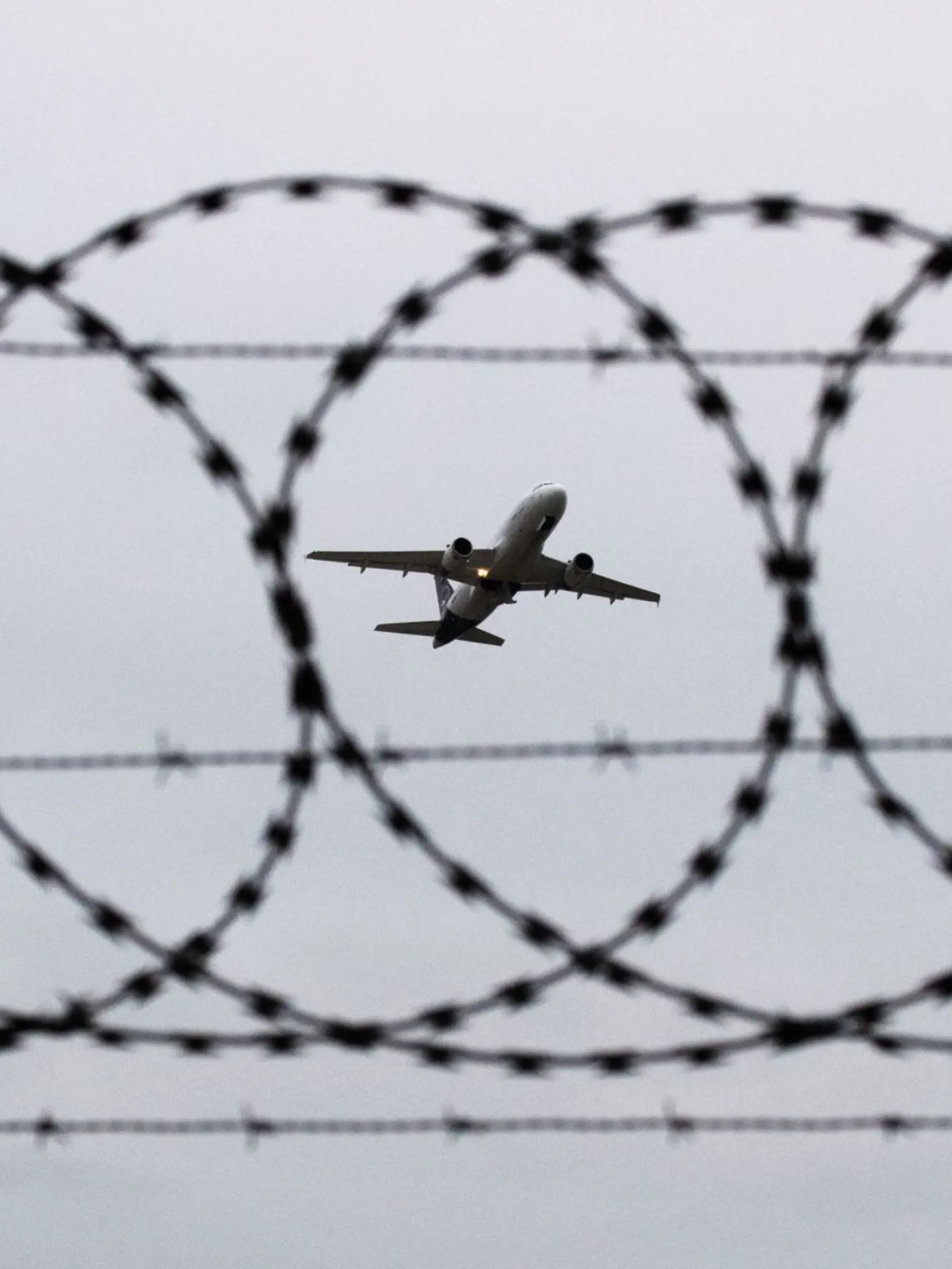 Ein Flugzeug startet am Flughafen.