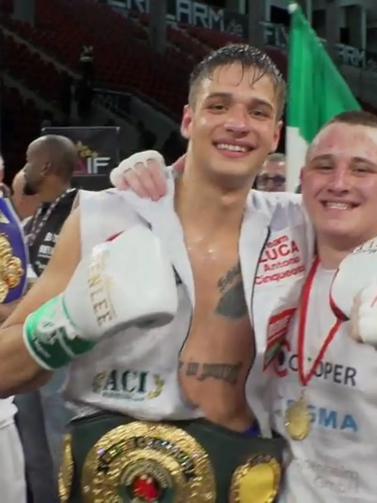Luca Cinqueoncie hat sich bereits in vier Verbänden den Titel des Junior-Boxweltmeisters erkämpft – diesen Titel wollte er jetzt auch in Offenbach verteidigen. Bei dem großen Kampfabend war auch jede Menge Prominenz zu Gast.