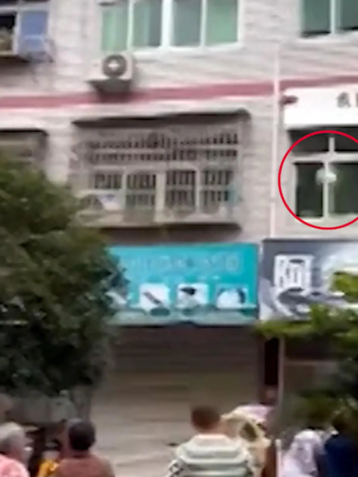 Als in China ein Haus brennt, sieht eine Mutter keinen anderen Ausweg und wirft ihr Baby, um es zu retten, aus dem Fenster. Aus dem dritten Stock fällt es in die Tiefe, wo Passanten es mit einem Bettlaken auffangen. Die dramatischen Szenen sehen Sie im Video.