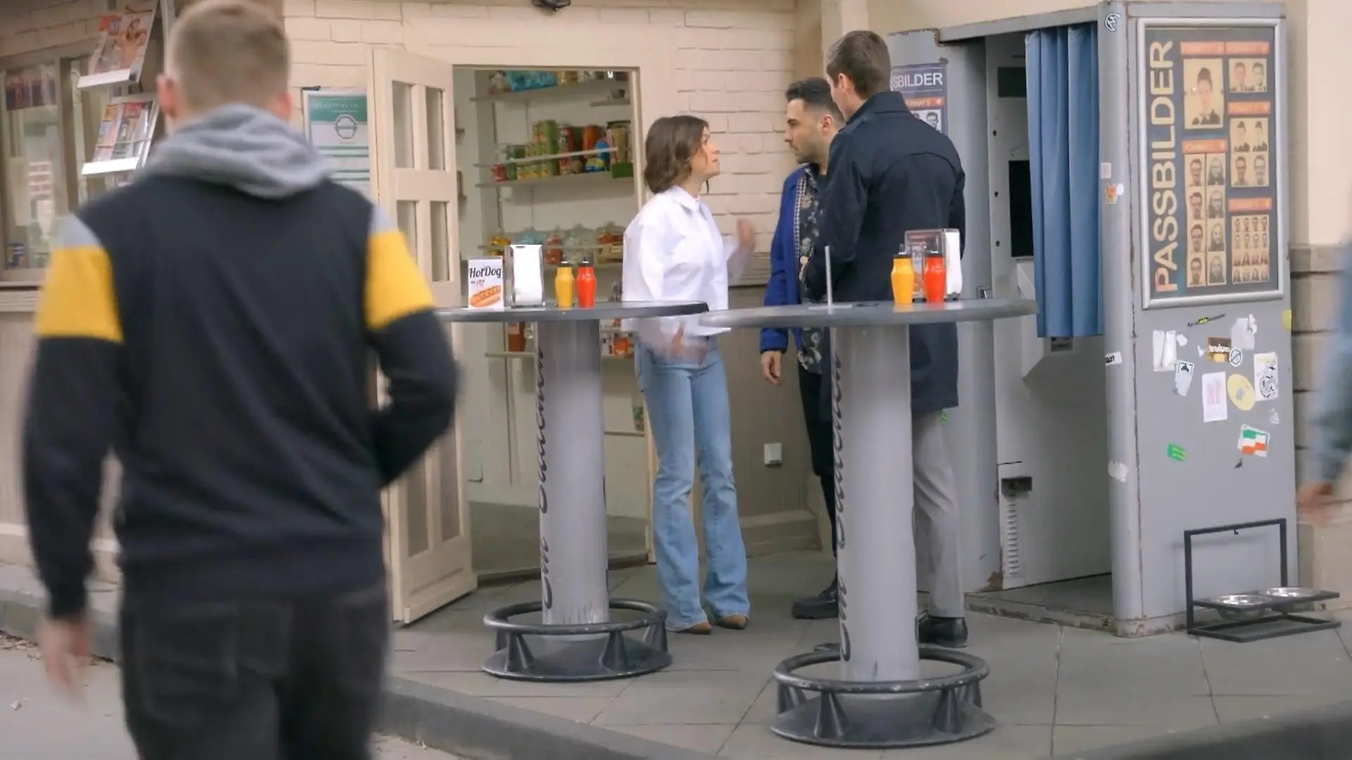 Charlotte platzt in ein Gespräch von Easy und Ringo „Unter uns“-Folge vom 28.05.24