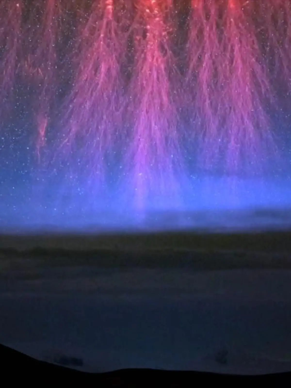 Wahnsinnsaufnahmen aus dem Himalaya! Im Südwesten Chinas haben Fotografen seltene Lichtblitze festgehalten. 
Diese so genannten „Sprites“ sind rötliche Blitze mit dutzenden Verästlungen und treten vor allem dann auf, wenn sich bei einem extremen Gewitter ein Spannungsfeld von selbst entlädt. Das dauert nur wenige Millisekunden und ist für das bloße Auge meist nicht erkennbar. Doch Dank dieser Fotografen können nun auch wir dieses schöne, wenn auch etwas unheimliche, Naturschauspiel genießen.