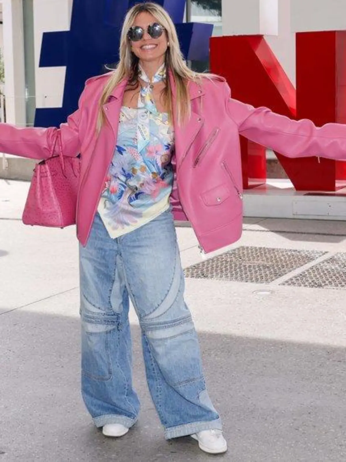 Heidi Klum: Statement-Look mit pinker XXL-Jacke