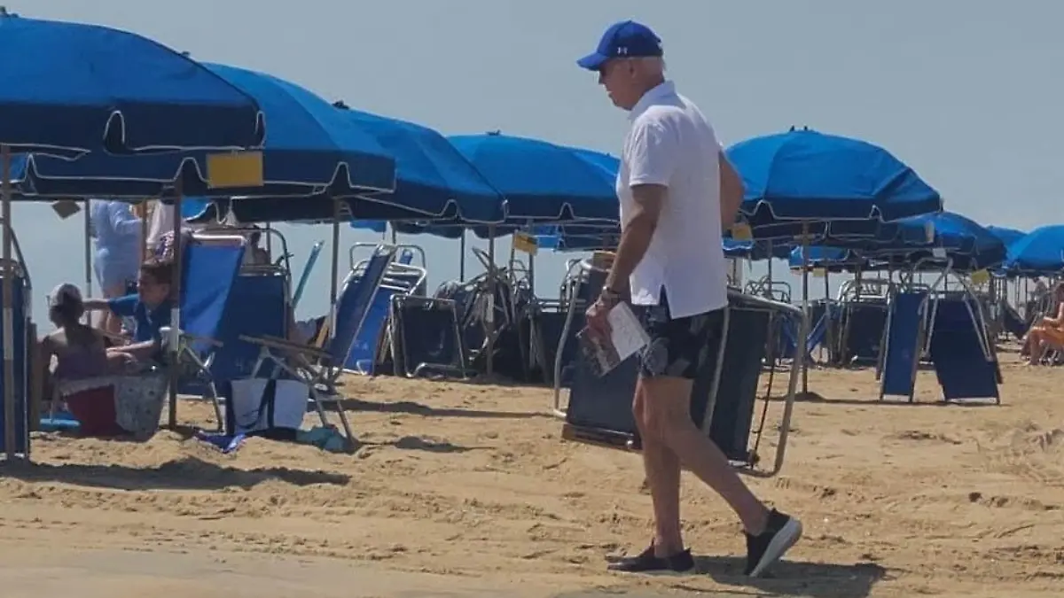 SONDERKONDITIONEN: MINDESTHONORAR: *EXCLUSIVE* -
President Biden's got a busy week ahead of him with a planned trip to Europe -- but before he gets back on the job .. it looks like he wanted to kick up his feet, and some sand too.
JB was in Rehoboth Beach, DE Saturday -- where he and FLOTUS, Jill Biden, have a summer home in the North Shores neighborhood -- and both of them went down toward the shore to soak in some rays and enjoy the atmosphere .. a very sunny one, indeed.
Now, eyewitnesses tell us it was Jill who actually arrived on the beach first -- accompanied by a bunch of Secret Service agents -- and that Joe eventually followed with his own flock.
As you can see, the Bidens had chairs and umbrellas laid out .. and Jill even threw on some sunscreen for protection. When it comes to Joe -- he settled for a baseball cap and keeping his shirt on. Shoes, too, it seems .. you can never be too careful for POTUS!
When they were finally seated next to each other .. we're told Joe was busy reading a bunch of papers, although it's unclear what was on them. No PDA between the first couple or anything -- sounds like they were just content with being in each other's company.
Anyway, like we said .. Joe's scheduled to hit the skies Sunday for a 5-day trip overseas, where he'll touch down in England, Lithuania and Finland for a handful of engagements.
It's interesting he's gonna be out of town this week, seeing how the findings of the ongoing cocaine probe are expected to be released in the coming days. Remember, an undisclosed amount of the illicit substance was found in the West Wing over 4th of July weekend.
Seeing how he'll be out of the country through at least Friday, something tells us the Prez won't be taking any questions about it anytime soon .. even if the intrigue is far from over.
**MANDATORY CREDIT: TMZ/BACKGRID**
Pictured: Joe BIden
BACKGRID USA 9 JULY 2023
BYLINE MUST READ: TMZ / BACKGRID
**USA and Canada Clients Must Call for Rights**