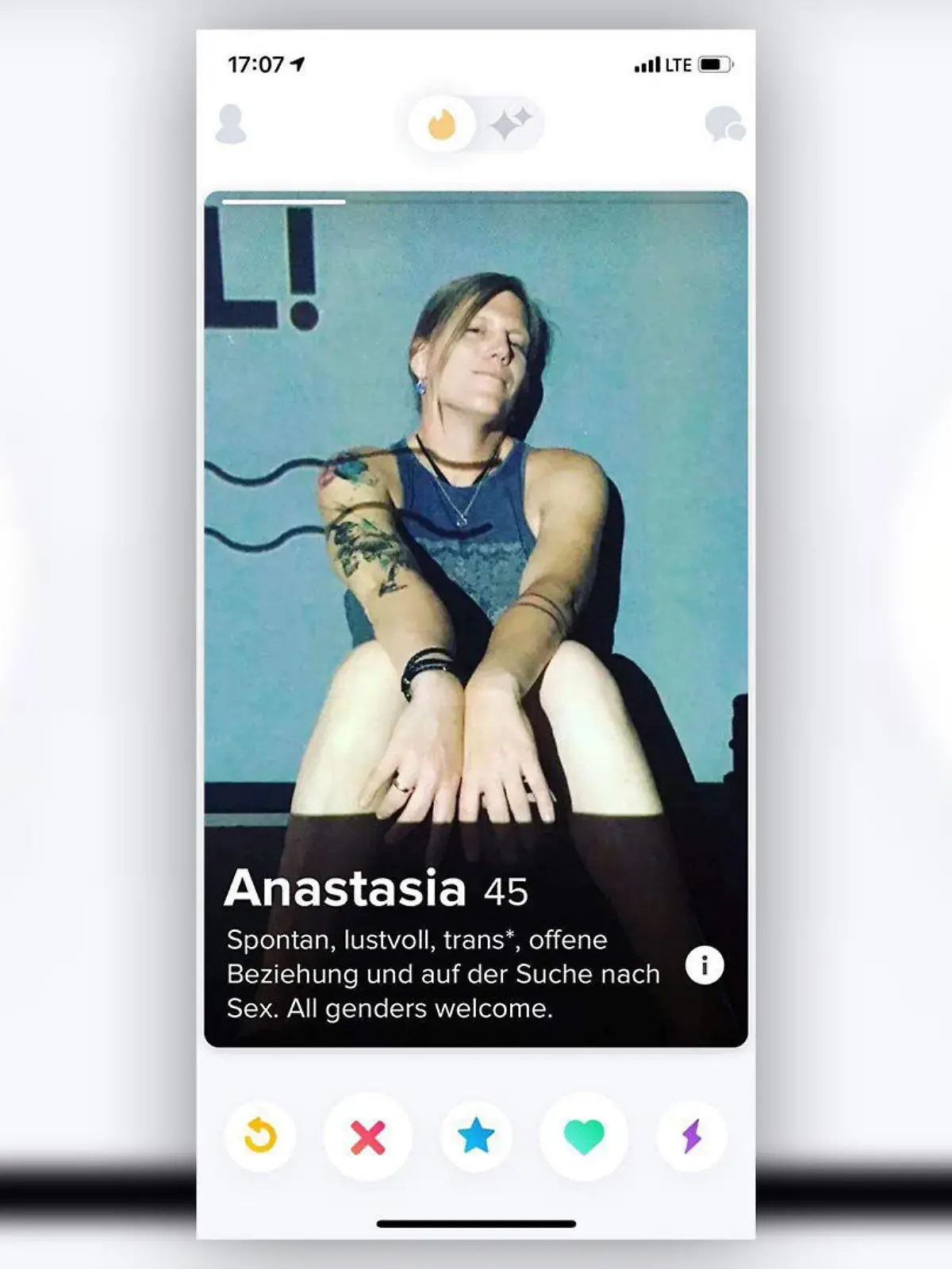 Screenshot des Tinder-Profils von Bundeswehrkommandeurin Anastasia Biefang