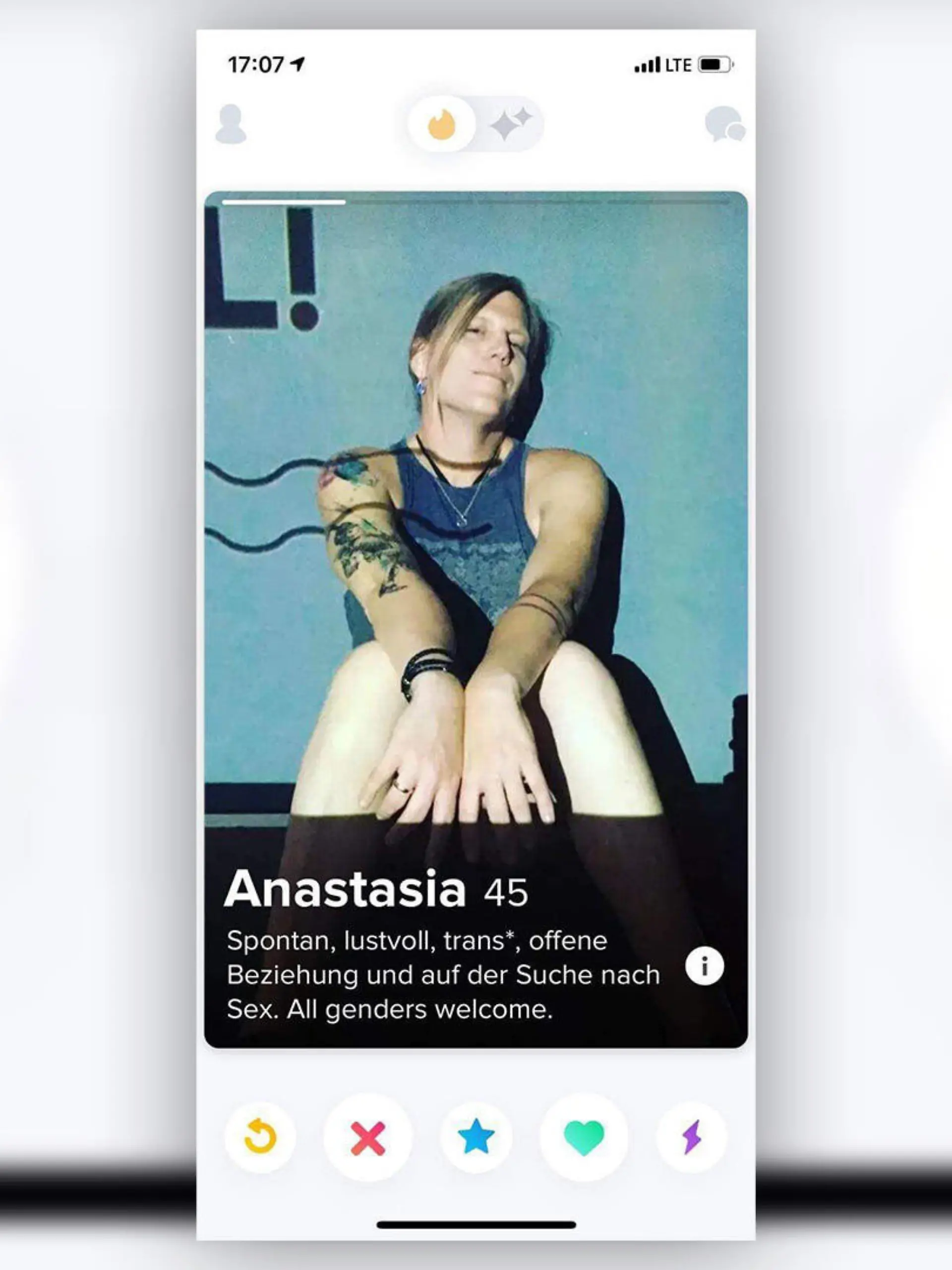 Screenshot des Tinder-Profils von Bundeswehrkommandeurin Anastasia Biefang