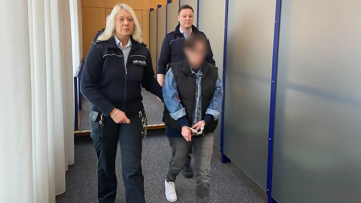 ARCHIV - 19.03.2024, Baden-Württemberg, Ulm: Die Angeklagte wird von Mitarbeitern der Justiz in den Gerichtssaal geführt. Weil sie ihr neugeborenes Baby in einem Glascontainer in Langenau (Alb-Donau-Kreis) ausgesetzt haben soll, muss sich eine 38 Jahre alte Frau von diesem Dienstag an (8.30 Uhr) vor dem Landgericht Ulm verantworten. Die Staatsanwaltschaft wirft ihr versuchten Totschlag in Tateinheit mit Aussetzung vor. Das Kind blieb unverletzt. Ein Passant hatte das Baby nachts in dem Glascontainer entdeckt und die Rettungskräfte alarmiert. (zu dpa: «Baby in Glascontainer ausgesetzt - Urteil erwartet») Foto: Tatjana Bojic/dpa +++ dpa-Bildfunk +++