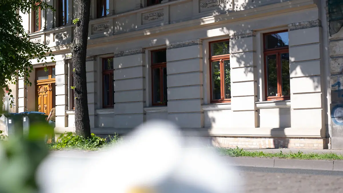 13.05.2024, Sachsen-Anhalt, Halle (Saale): Blick auf ein Wohnhaus im Paulusviertel in dem am 12.05.2024 ein zwei Jahre altes Mädchen tot in einer Wohnung aufgefunden wurde. Die Todesursache war zunächst unklar. Den Angaben eines Polizeisprechers zufolge war ein Notruf bei der Leitstelle wegen eines medizinischen Notfalls in einer Wohnung eingegangen. Foto: Hendrik Schmidt/dpa - ACHTUNG: Hausnummer wurde aus rechtlichen Gründen gepixelt +++ dpa-Bildfunk +++
