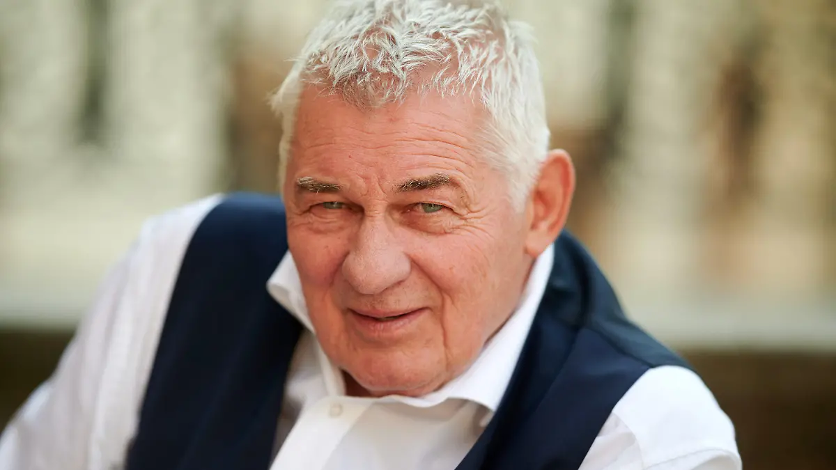 ARCHIV - 23.09.2020, Nordrhein-Westfalen, Bergisches Land Bei Köln: Der Schauspieler Heinz Hoenig sitzt bei einem Fototermin bei Dreharbeiten zur TVNOW Serie "Verbotene Liebe - Next Generation" auf einer Treppe. (zu dpa: «Nicht nur Hoenig: Warum Altersarmut bei Schauspielern so häufig ist») Foto: Henning Kaiser/dpa +++ dpa-Bildfunk +++