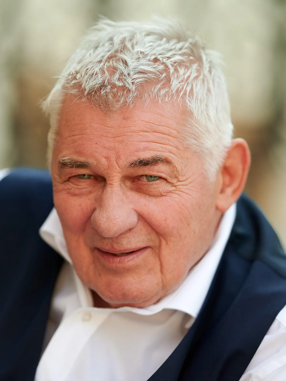 ARCHIV - 23.09.2020, Nordrhein-Westfalen, Bergisches Land Bei Köln: Der Schauspieler Heinz Hoenig sitzt bei einem Fototermin bei Dreharbeiten zur TVNOW Serie "Verbotene Liebe - Next Generation" auf einer Treppe. (zu dpa: «Nicht nur Hoenig: Warum Altersarmut bei Schauspielern so häufig ist») Foto: Henning Kaiser/dpa +++ dpa-Bildfunk +++