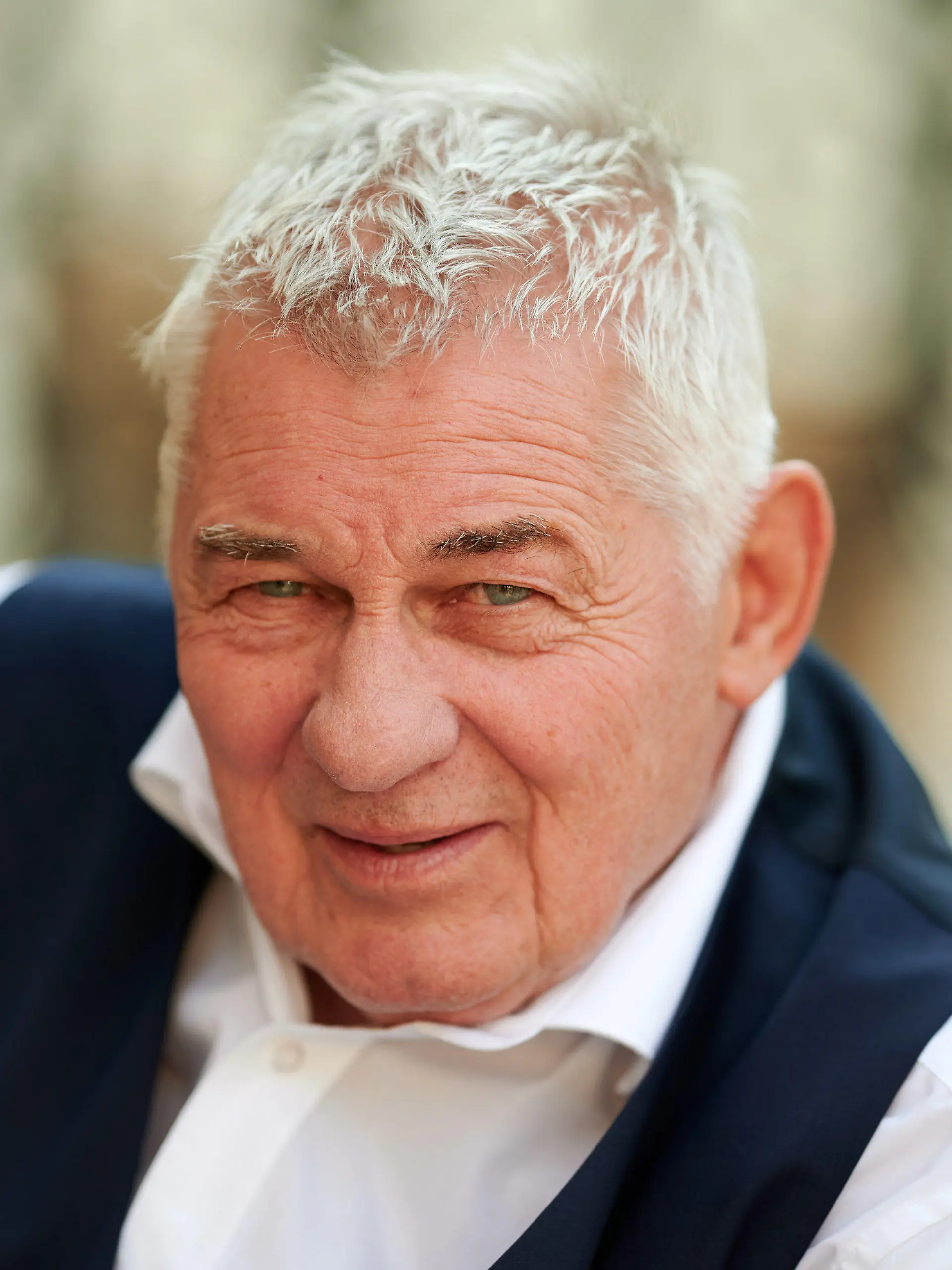 ARCHIV - 23.09.2020, Nordrhein-Westfalen, Bergisches Land Bei Köln: Der Schauspieler Heinz Hoenig sitzt bei einem Fototermin bei Dreharbeiten zur TVNOW Serie "Verbotene Liebe - Next Generation" auf einer Treppe. (zu dpa: «Nicht nur Hoenig: Warum Altersarmut bei Schauspielern so häufig ist») Foto: Henning Kaiser/dpa +++ dpa-Bildfunk +++