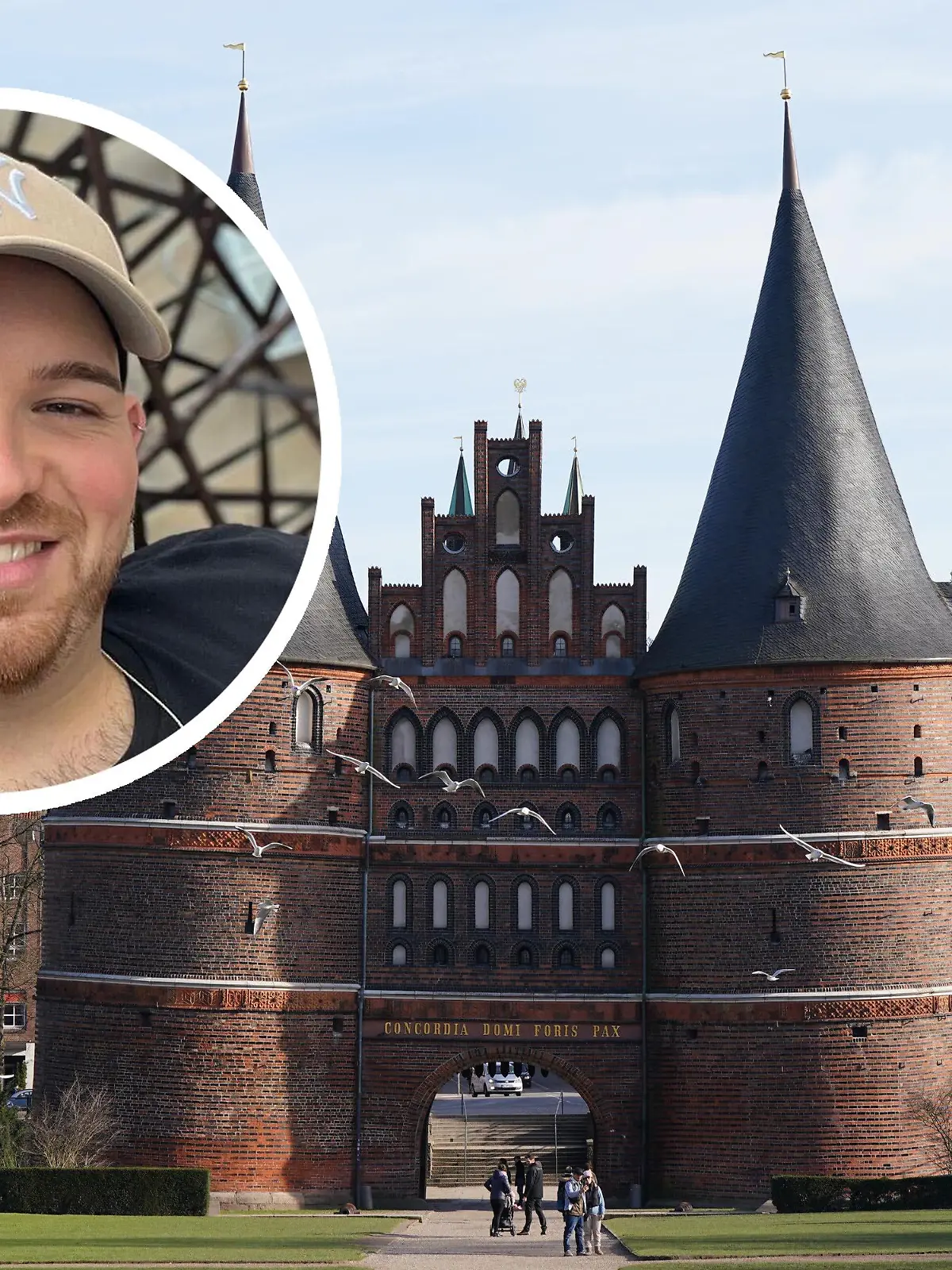 ARCHIV - 29.01.2024, Schleswig-Holstein, Lübeck: Blick auf das Holstentor. Das Holstentor ist das Wahrzeichen der Hansestadt Lübeck. Das Holstentor wurde zwischen 1464 und 1478 erbaut. (zu dpa: «Aktionskünstlerin will Schaumteppich um das Lübecker Holstentor legen») Foto: Marcus Brandt/dpa +++ dpa-Bildfunk +++