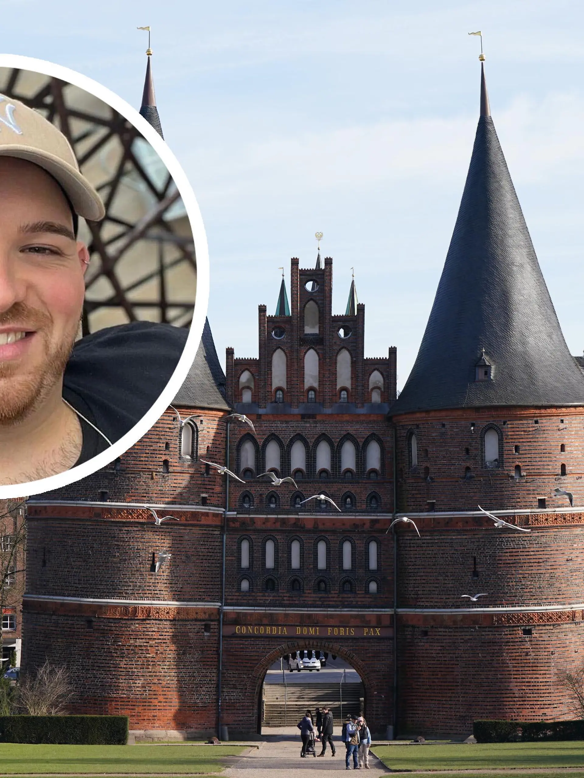 ARCHIV - 29.01.2024, Schleswig-Holstein, Lübeck: Blick auf das Holstentor. Das Holstentor ist das Wahrzeichen der Hansestadt Lübeck. Das Holstentor wurde zwischen 1464 und 1478 erbaut. (zu dpa: «Aktionskünstlerin will Schaumteppich um das Lübecker Holstentor legen») Foto: Marcus Brandt/dpa +++ dpa-Bildfunk +++