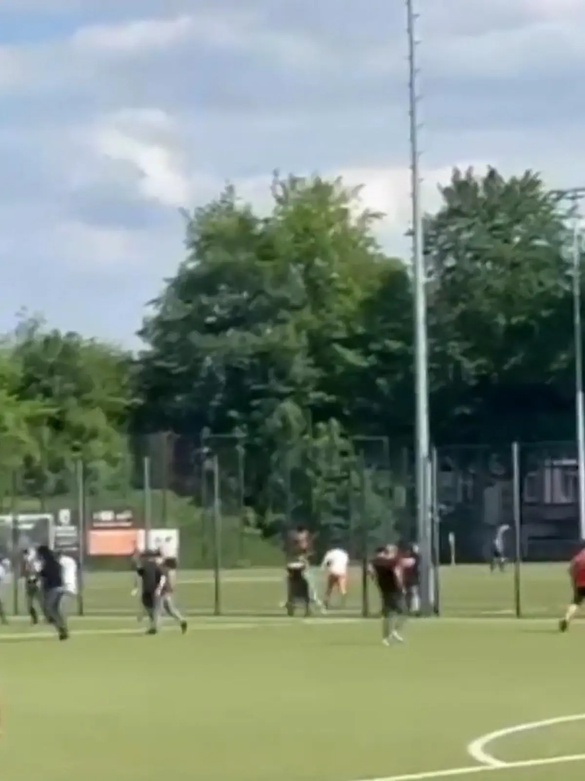 In Essen kommt es gestern (12.05.) zu einer Massenschlägerei mit rund 60 Männern. Verursacht offenbar von Clan-Mitgliedern. Und das während eines Fußballspiels in der Kreisliga A. Ein Beteiligter zieht ein Messer und verletzt einen anderen. Plötzlich fällt ein Schuss.