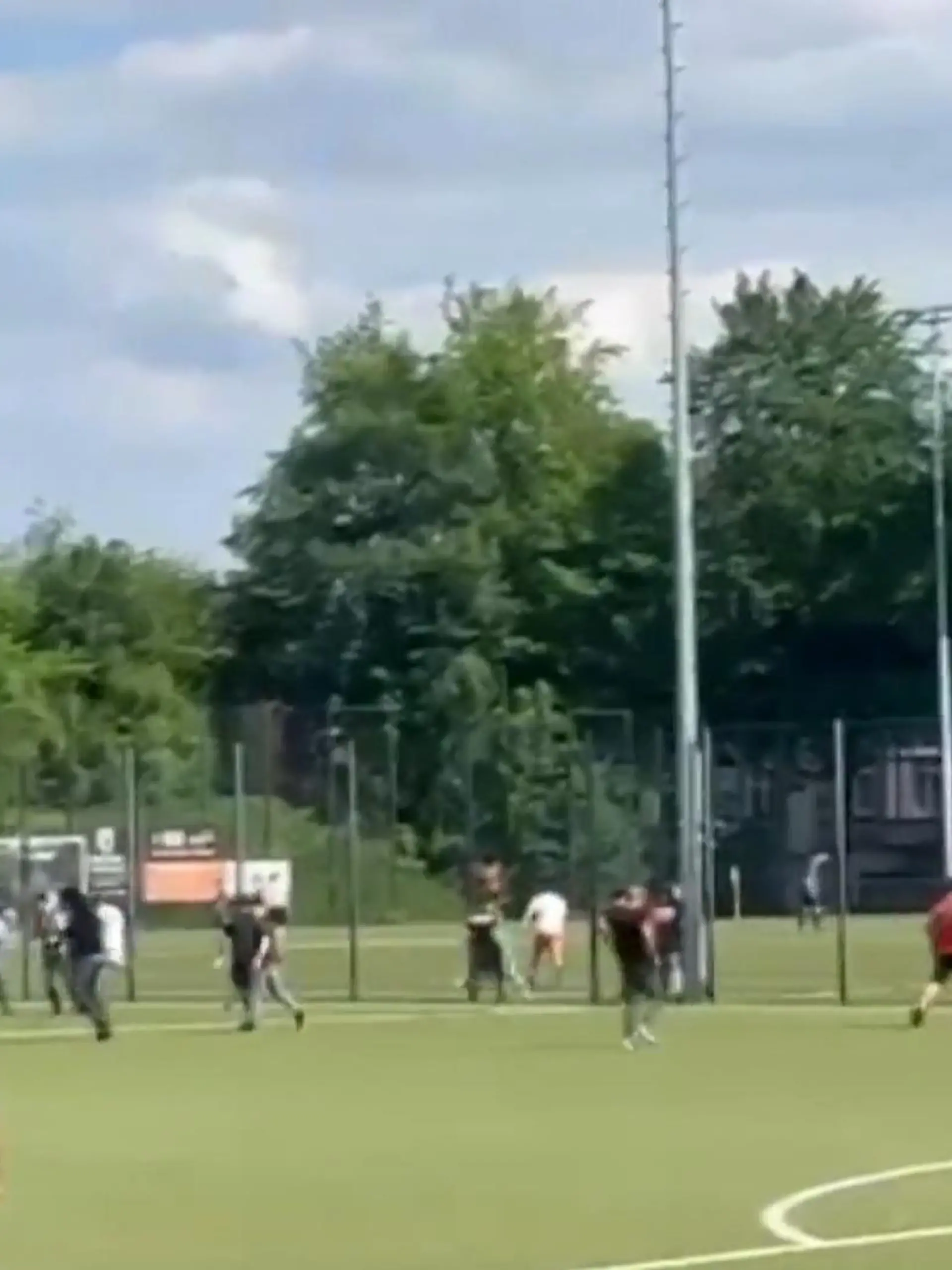 In Essen kommt es gestern (12.05.) zu einer Massenschlägerei mit rund 60 Männern. Verursacht offenbar von Clan-Mitgliedern. Und das während eines Fußballspiels in der Kreisliga A. Ein Beteiligter zieht ein Messer und verletzt einen anderen. Plötzlich fällt ein Schuss.