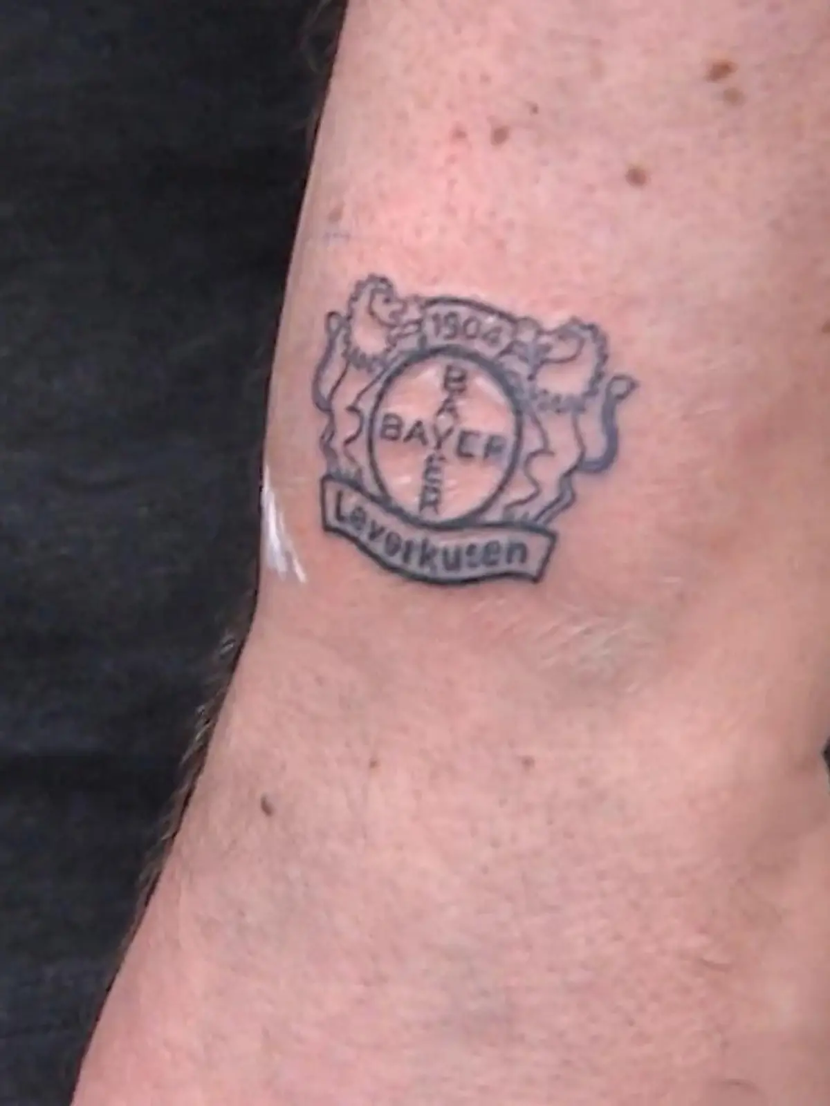 Zum Abschluss der Meister-Saison bietet Bayer 04 Leverkusen seinen Fans die Möglichkeit, sich ein kostenloses Bayer 04-Tattoo stechen zu lassen. Dabei können die Fans zwischen verschiedenen vereinsbezogenen Motiven wählen. Die ersten wurden schon verewigt.