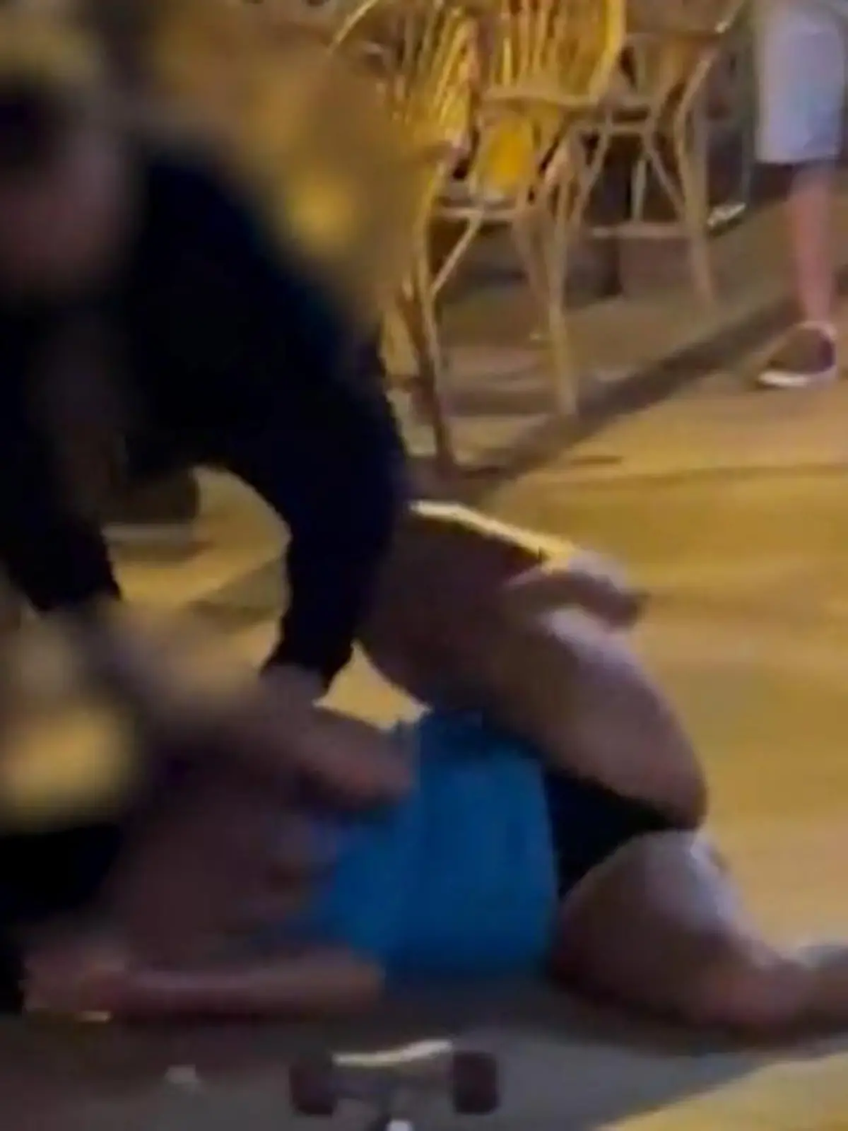 Urlaub steht für Entspannung und Ruhe? Bei diesen beiden Touristinnen definitiv nicht! Mitten auf einer Partymeile auf Mallorca bekommen sich die beiden in die Haare - und das wortwörtlich! Hier fliegen nicht nur die Fäuste, sondern auch die Klamotten. Ob die beiden Streithühner sich am Ende wieder beruhigen, erfahrt ihr im Video.
