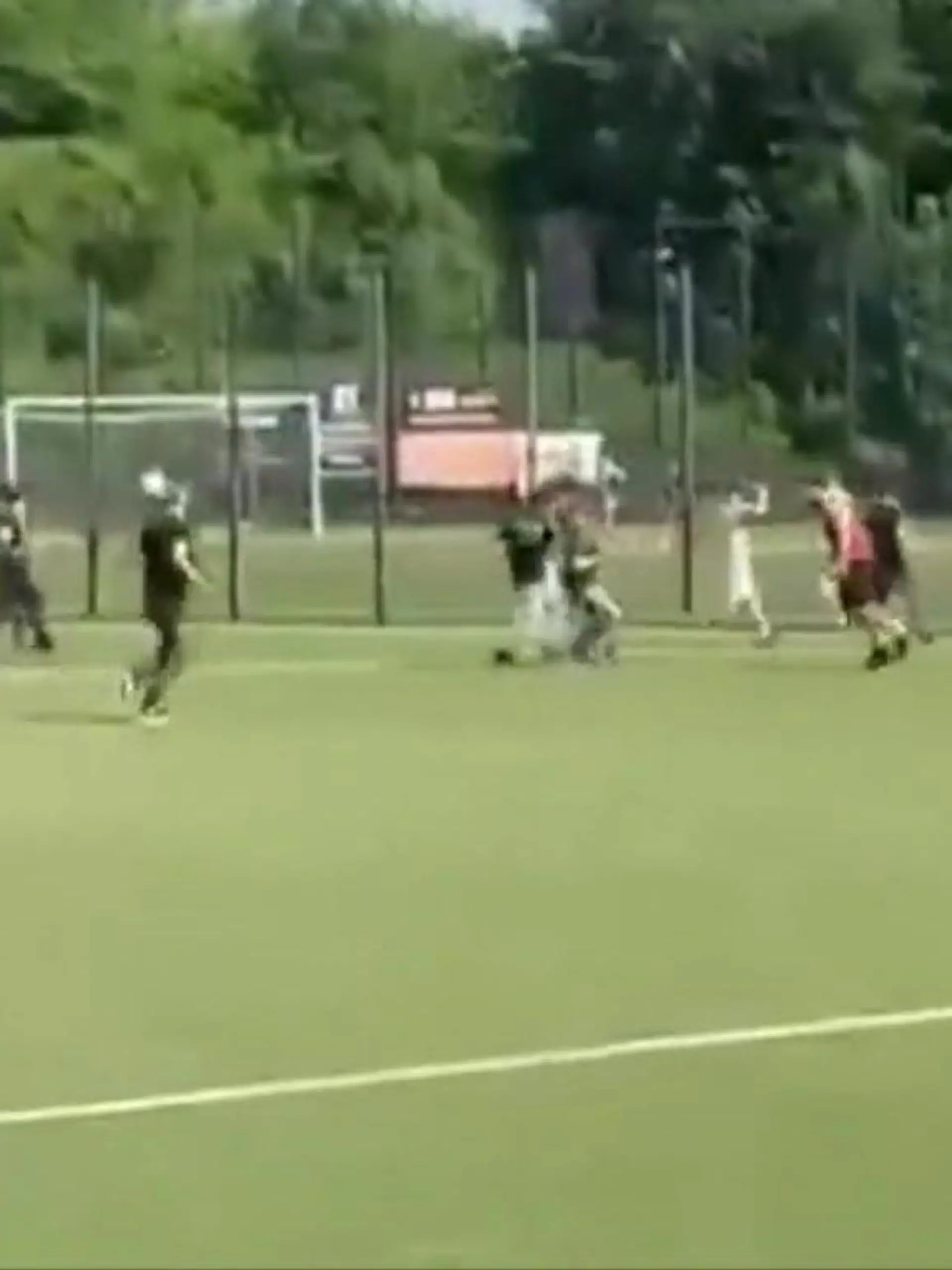 Regelrechte Jagdszenen hat es gegeben - auf einem Fußballplatz in der Kreisliga A in Essen am   Wochenende. Da haben sich aber NICHT die Amateurfußballer gegenseitig verfolgt und geschlagen: Die Angreifer waren wohl Außenstehende, die mit dem Fußball nichts zu tun hatten. Die Polizei ermittelt wegen Clan-Streitigkeiten