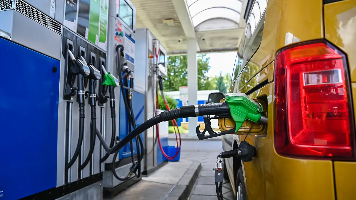 ARCHIV - 29.07.2022, Bayern, Rosenheim: Ein Pkw wird an einer Tankstelle betankt. (zu dpa: «Pfingstferien: Oft tankt es sich am Urlaubsziel billiger») Foto: Uwe Lein/dpa +++ dpa-Bildfunk +++
