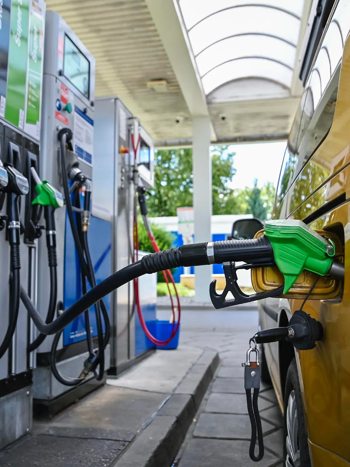 ARCHIV - 29.07.2022, Bayern, Rosenheim: Ein Pkw wird an einer Tankstelle betankt. (zu dpa: «Pfingstferien: Oft tankt es sich am Urlaubsziel billiger») Foto: Uwe Lein/dpa +++ dpa-Bildfunk +++