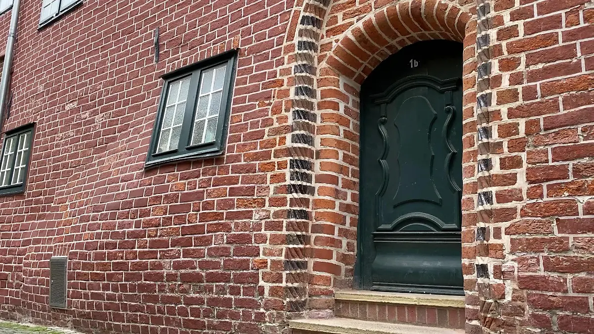 Das "Schwangere Haus" steht in der Mitte der Waagestraße, gegenüber vom Rathausgarten.